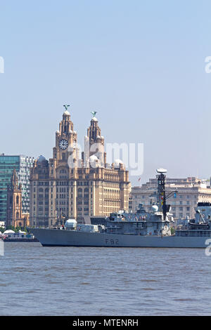 HMS Somerset ein Typ 23 Fregatte der Royal Navy, führt die Parade der Segel Tall Ships Festival am Fluss Mersey im Mai 2018. Stockfoto