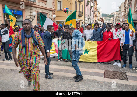 Gruppe der afrikanischen Einwanderer aus Senegal, am 15. April 2018, Corso Mazzini in Sibari, Kalabrien, Italien Stockfoto