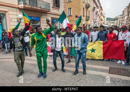 Gruppe der afrikanischen Einwanderer aus Senegal, am 15. April 2018, Corso Mazzini in Sibari, Kalabrien, Italien Stockfoto