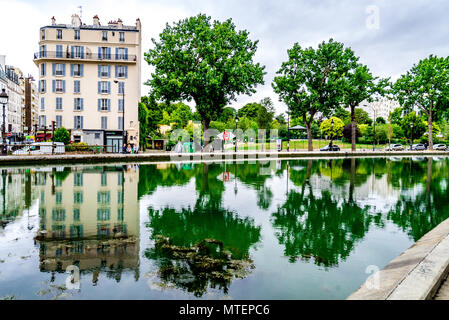Die farbenfrohen Umgebung des Canal Saint-Martin in Paris, Frankreich Stockfoto