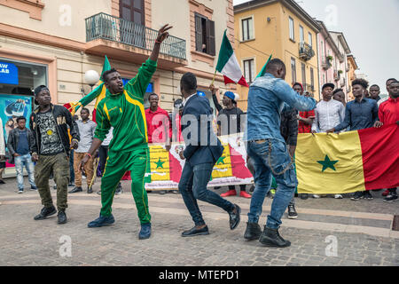 Gruppe der afrikanischen Einwanderer aus Senegal, am 15. April 2018, Corso Mazzini in Sibari, Kalabrien, Italien Stockfoto