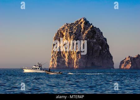 Cabo San Lucas / Mexiko - 13. August 2007: Blick auf die Angeln Segeln neben einem großen Felsen im Meer bei Sonnenaufgang. Stockfoto