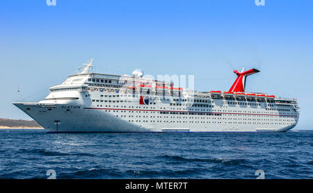 Cabo San Lucas / Mexiko - Oktober 13, 2007: Panoramablick auf dem Kreuzfahrtschiff, in der Nähe der Küste verankert, sauber blauer Himmel, sonnigen Tag. Stockfoto
