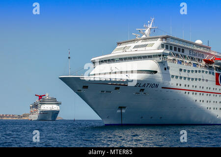 Cabo San Lucas / Mexiko - Oktober 13, 2007: Panoramablick auf dem Kreuzfahrtschiff, in der Nähe der Küste verankert, sauber blauer Himmel, sonnigen Tag. Stockfoto