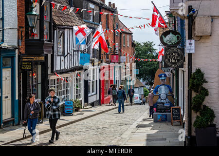Auf der Suche nach mittelalterlichen Burg Hügel in Richtung steilen Hügel Straße in Lincoln, East Midlands, Großbritannien am 23. Mai 2018 getroffen Stockfoto