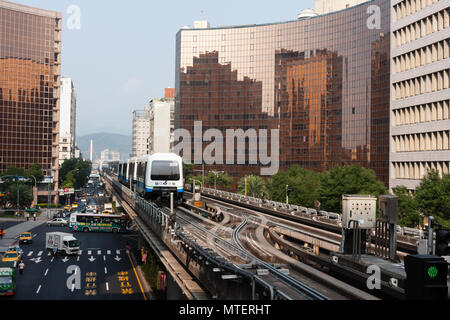 Ein Innovia APM 256-Zug fährt auf Hochschienen an der Zhongshan Junior High School Station in Taipei, Taiwan Stockfoto