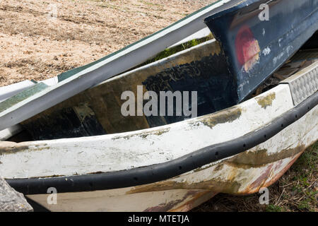 Nahaufnahme eines alten, verlassenen Fischerboot in Poole, Dorset, Großbritannien Stockfoto