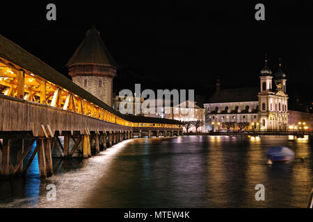 Kapellbrücke mit Wasserturm und Kirche in Luzern Stockfoto