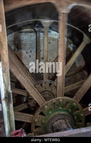 Pakenham Wassermühle, Interieur, in Suffolk in Großbritannien. Bügeleisen Wasser - Rad Stockfoto