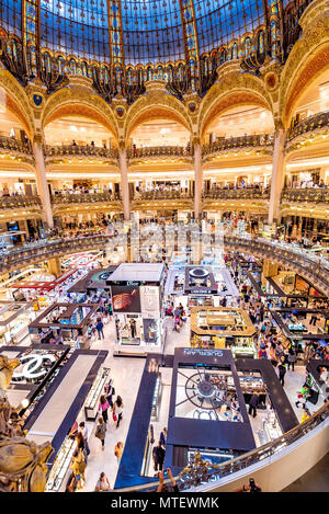 Die eindrucksvolle und schöne Galerien Lafayette in Paris, Frankreich Stockfoto