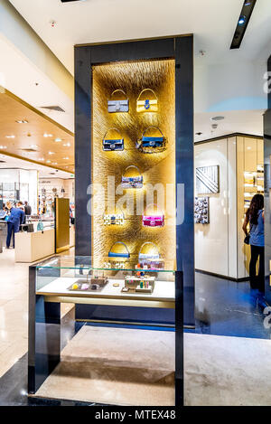 Ein store Display mit der eindrucksvollen und schönen Galerien Lafayette in Paris, Frankreich Stockfoto