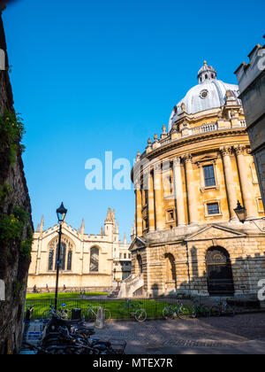 Radcliffe Camera Universität Oxford Reference Library, mit All Souls College im Hintergrund, Radcliffe Sq, Oxford, Oxfordshire, England, UK, GB. Stockfoto