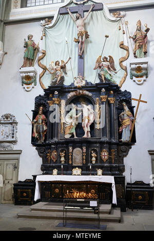 Münster Unserer Lieben Frau Konstanz - Kapelle mit dem Gebet Kerzen unter prunkvollen Umgebung einschließlich Jesus am Kreuz geschnitzt Stockfoto