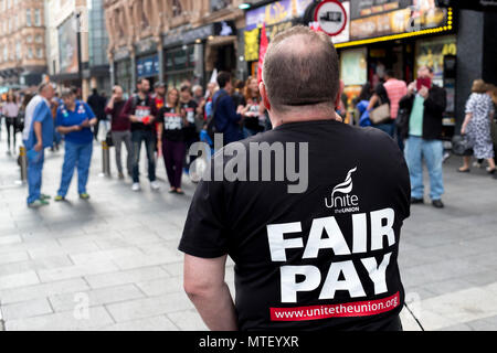 Unite Mitkämpfer für gerechte Löhne für TGI Friday Arbeiter, Leicester Square London, Mai 2018 Stockfoto