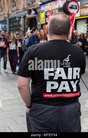 Unite Mitkämpfer für gerechte Löhne für TGI Friday Arbeiter, Leicester Square London, Mai 2018 Stockfoto