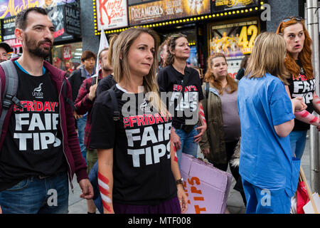 Unite Mitkämpfer für gerechte Löhne für TGI Friday Arbeiter, Leicester Square London, Mai 2018 Stockfoto