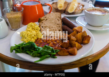 Englisches Veganes Frühstück auf Leinwand Cafe in der Nähe der Brick Lane in London Stockfoto