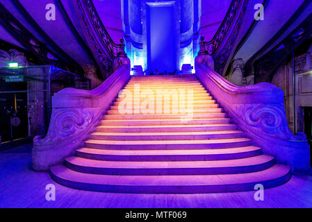 Die große Treppe im Grand Palais in Paris während einer Ausstellung leuchtet mit einem blauen und violetten Licht. Stockfoto