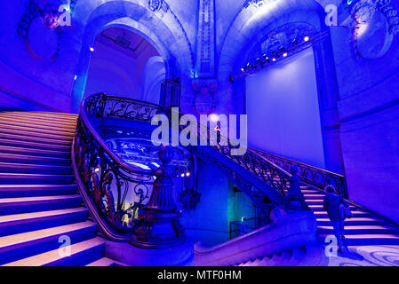 Die große Treppe im Grand Palais in Paris während einer Ausstellung leuchtet mit einem blauen und violetten Licht. Stockfoto