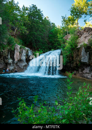 Kleiner Wasserfall in Fossil Creek, AZ entfernt Stockfoto