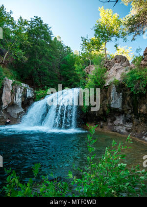 Kleiner Wasserfall in Fossil Creek, AZ entfernt Stockfoto