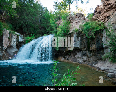 Kleiner Wasserfall in Fossil Creek, AZ entfernt Stockfoto