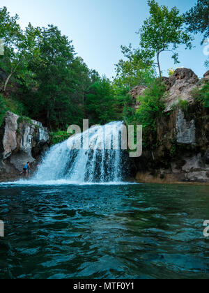 Kleiner Wasserfall in Fossil Creek, AZ entfernt Stockfoto