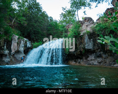 Kleiner Wasserfall in Fossil Creek, AZ entfernt Stockfoto