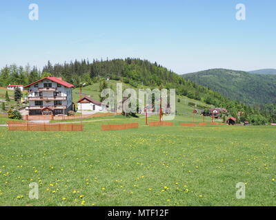 SALMOPOL, POLEN MAI 2018: Haus in der Landschaft Landschaften von Grasbewachsenen Gelände und Wald an Beskiden Sortiment im europäischen Pass, grüne Pflanzen ein Stockfoto