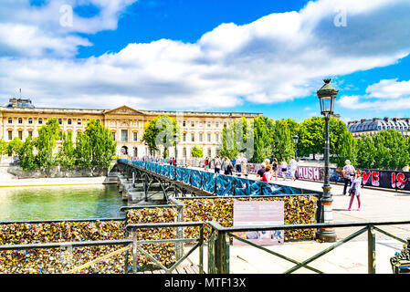 Der Pont des Arts, die auch als die Passerelle des Arts über die Seine in Paris, Frankreich bekannt Stockfoto