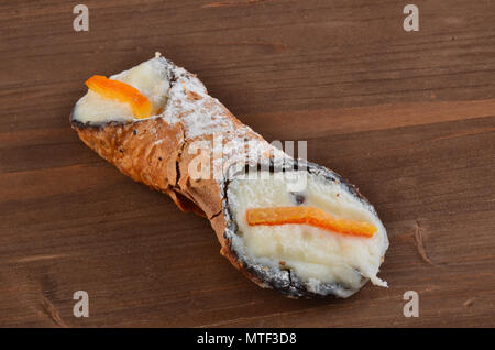 Dessert: Cannolo Siciliano. In einem italienischen Restaurant. Stockfoto