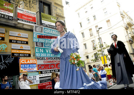 Riesen UND GROSSE KÖPFE AUF DIE geschmückte Straßen im Stadtteil Gracia SOMMER FESTIVAL IN BARCELONA, T. Foto: Rosmi Stockfoto