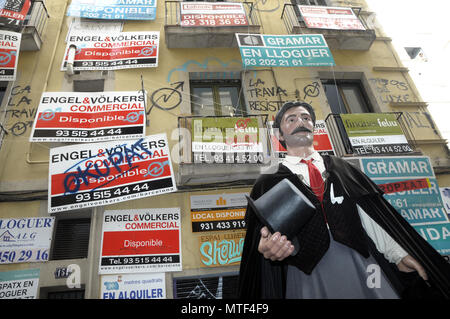 Riesen UND GROSSE KÖPFE AUF DIE geschmückte Straßen im Stadtteil Gracia SOMMER FESTIVAL IN BARCELONA, T. Foto: Rosmi Stockfoto