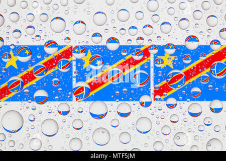 Flagge der Demokratischen Republik Kongo hinter ein Glas mit Regentropfen fallen. Stockfoto