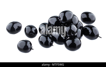 Haufen von schwarzen Oliven auf weißem Hintergrund mit Freistellungspfad isoliert Stockfoto