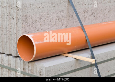 Beton und Kunststoff pvc Abwasserrohres auf Palette auf den Aufbau Baustelle Stockfoto