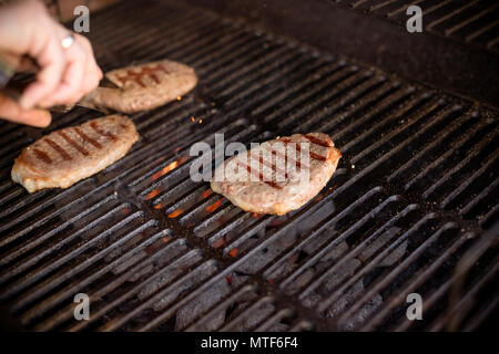 Verschiedene köstliche gegrillte Fleisch mit Gemüse über die Kohlen am Grill im Freien. Kopieren Raum. closeup von gegrillten Steaks am Grill mit brennenden Glut. Picknick Sommer Konzept Stockfoto