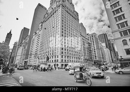 New York City, USA - 26. Mai 2017: Verkehr auf der Central Park South und der 6. Avenue Kreuzung. Stockfoto
