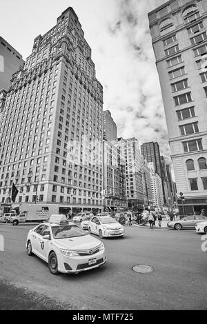 New York City, USA - 26. Mai 2017: Verkehr auf der Central Park South und der 6. Avenue Kreuzung. Stockfoto