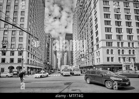 New York City, USA - 26. Mai 2017: Verkehr auf der Central Park South und der 6. Avenue Kreuzung. Stockfoto