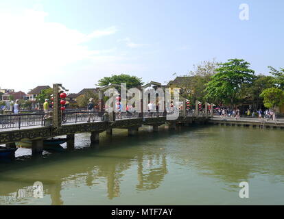 HOI AN, VIETNAM - 19. MÄRZ 2018: Schönen Tag in Hoi An Altstadt mit Blick auf den berühmten Hoi An Brücke Stockfoto