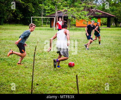 Internationales improvisiertes Fußballspiel in Costa Rica. Die Sprache des Fußballs kennt keine Grenzen. Mit den Einheimischen, die die Freiwilligen im Auftrag des Forschungsprojekts nachts am Strand entlang führen, vereinbaren sie gerne ein Treffen am Wochenende auf dem Fußballplatz Stockfoto