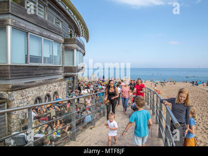 South Beach Bar und Grill am Wasser in South Beach in Tenby South Wales Stockfoto