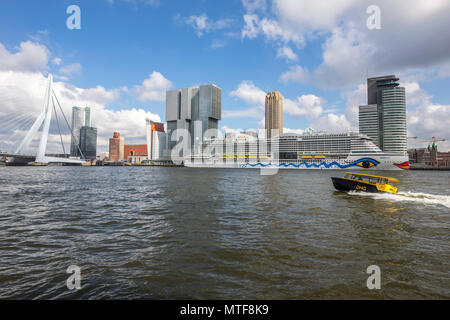 Rotterdam, Skyline auf der Nieuwe Maas, Erasmus Brücke und Wolkenkratzer im "Kop van Zuid" Bezirk, Kreuzfahrtschiff "Aida Perla' am Cruise Terminal, Stockfoto