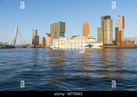 Rotterdam, Skyline auf der Nieuwe Maas, Erasmus Brücke und Wolkenkratzer im "Kop van Zuid" Bezirk, Kreuzfahrtschiff "Aida Perla' am Cruise Terminal, Stockfoto