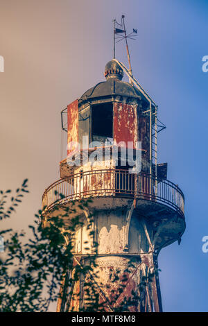 Dome ein altes rostiges Metall Leuchtturm in den Strahlen der Sonne. Getonten Bild Stockfoto