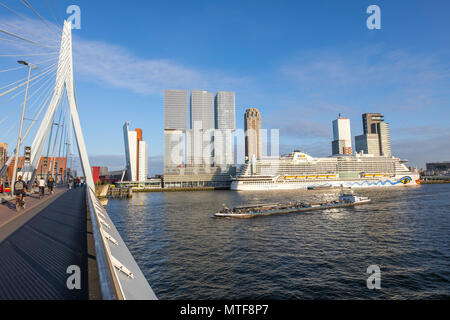 Rotterdam, Skyline auf der Nieuwe Maas, Erasmus Brücke und Wolkenkratzer im "Kop van Zuid" Bezirk, Kreuzfahrtschiff "Aida Perla' am Cruise Terminal, Stockfoto