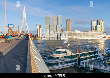 Rotterdam, Skyline auf der Nieuwe Maas, Erasmus Brücke und Wolkenkratzer im "Kop van Zuid" Bezirk, Kreuzfahrtschiff "Aida Perla' am Cruise Terminal, Stockfoto