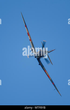 Supermarine Spitfire MkI 2. Weltkrieg Kampfflugzeug aus der Schlacht von Großbritannien. Er wurde dem Imperial war Museum Duxford geschenkt. Vorderansicht, Kopf an Stockfoto