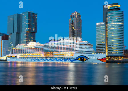 Rotterdam, Skyline auf der Nieuwe Maas, Wolkenkratzer im "Kop van Zuid" Bezirk, Kreuzfahrtschiff "Aida Perla' am Cruise Terminal, Stockfoto